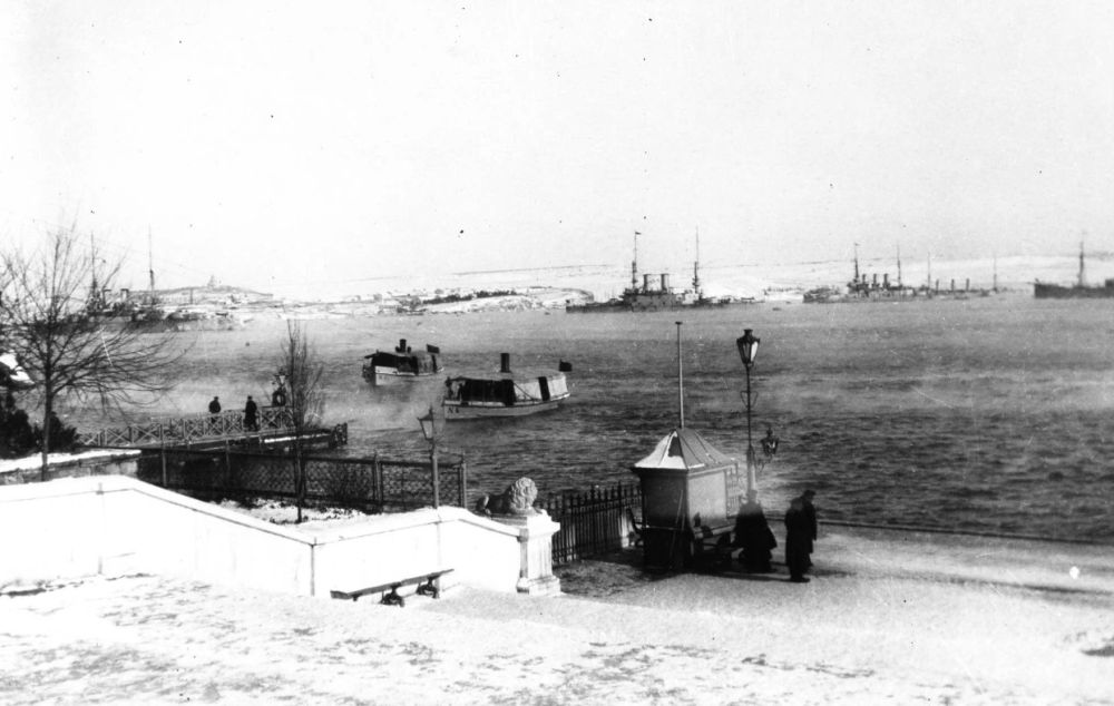 Интересное фото - главные силы ЧФ на рейде Севастопольской бухты, вид от Графской пристани