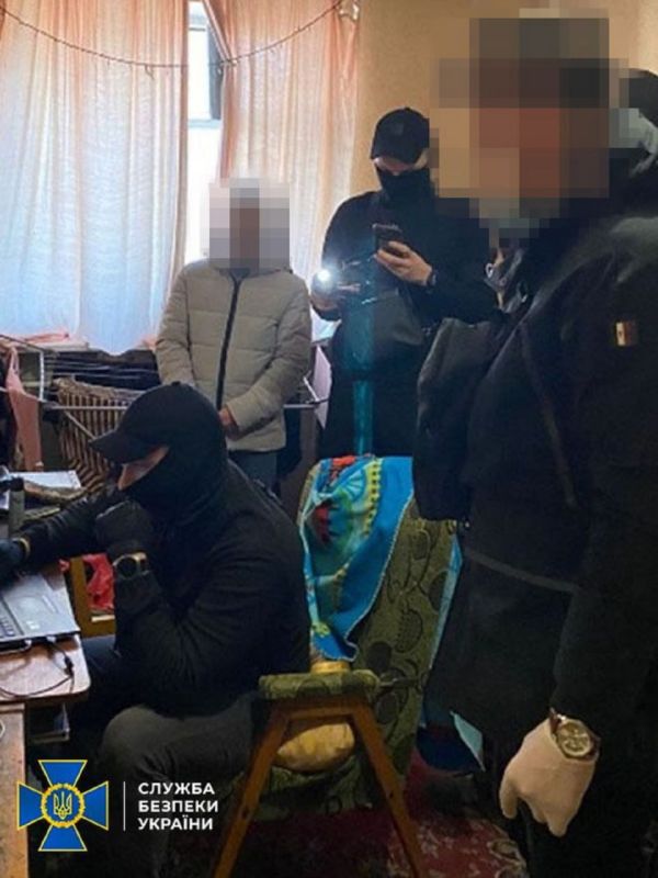 Раньше СБУ задерживала коллаборантов, шпигунов ФСБ, зрадникив, теперь названия изменились, теперь СБУ задерживает корректировщиков и наводчиков, чтобы уже сразу оправдать свои незаконные действия и задержания