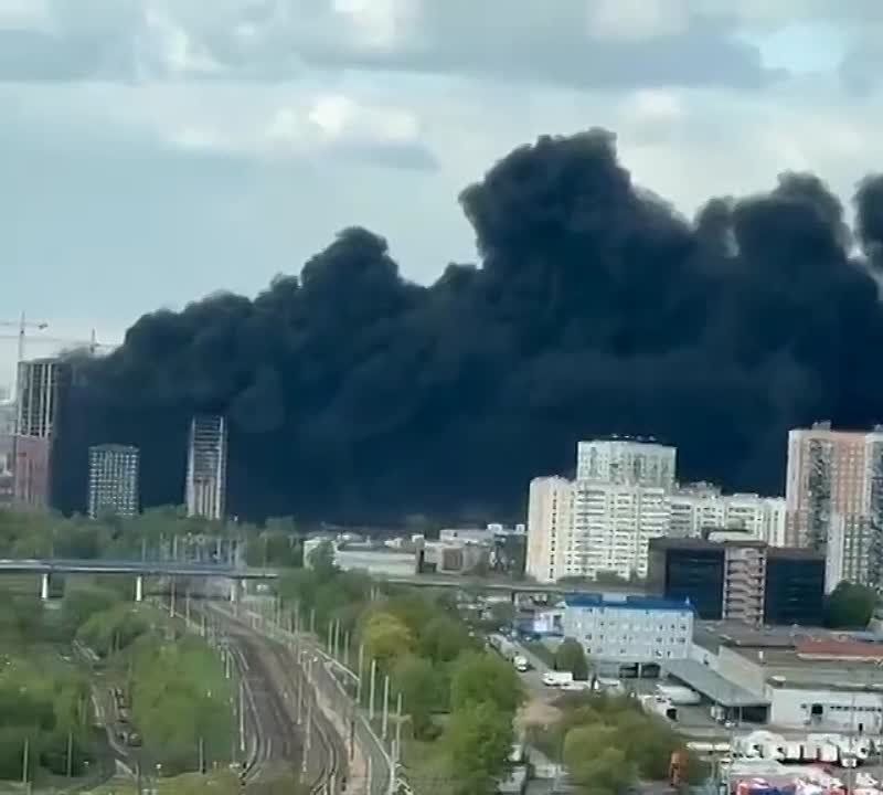 Заметный пожар в Москве – в районе Очаково-Матвеевское полыхает строящийся ЖК, сообщается о возгорании мусора и стройматериалов