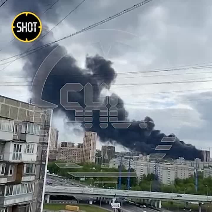 Сильный пожар на стройке ЖК Новое Очаково (застройщик "Пик") в Москве