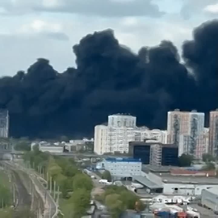 В столичном районе Очаково-Матвеевское горит строящийся ЖК. Кадрами делятся местные жители в соцсетях