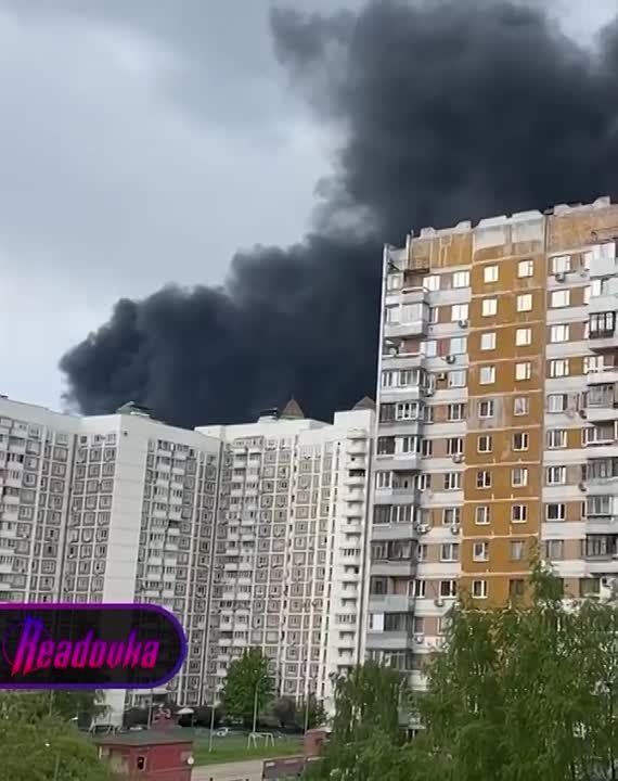 Клубы едкого дыма поднимаются из горящей многоэтажки в московском ЖК «Очаково» от застройщика «ПИК»