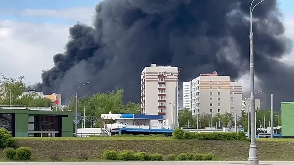 Кадры сильного пожара в Москве: в МЧС сообщили, что горят стройматериалы у строящейся многоэтажки в Очакове