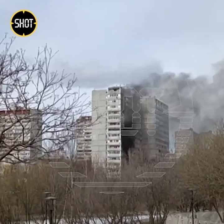 Сильный пожар в квартире в многоэтажке на Озёрной улице в Москве