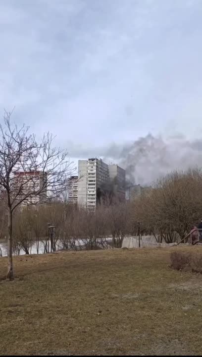 Загорелась многоэтажка на Озерной улице в Москве