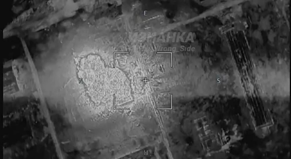 Точный прилёт четырёх авиабомб ФАБ-250 с УМПК сброшенных с Су-34 по ангару с боеприпасами 35й бригады морской пехоты ВСУ в районе Очакова Николаевской области