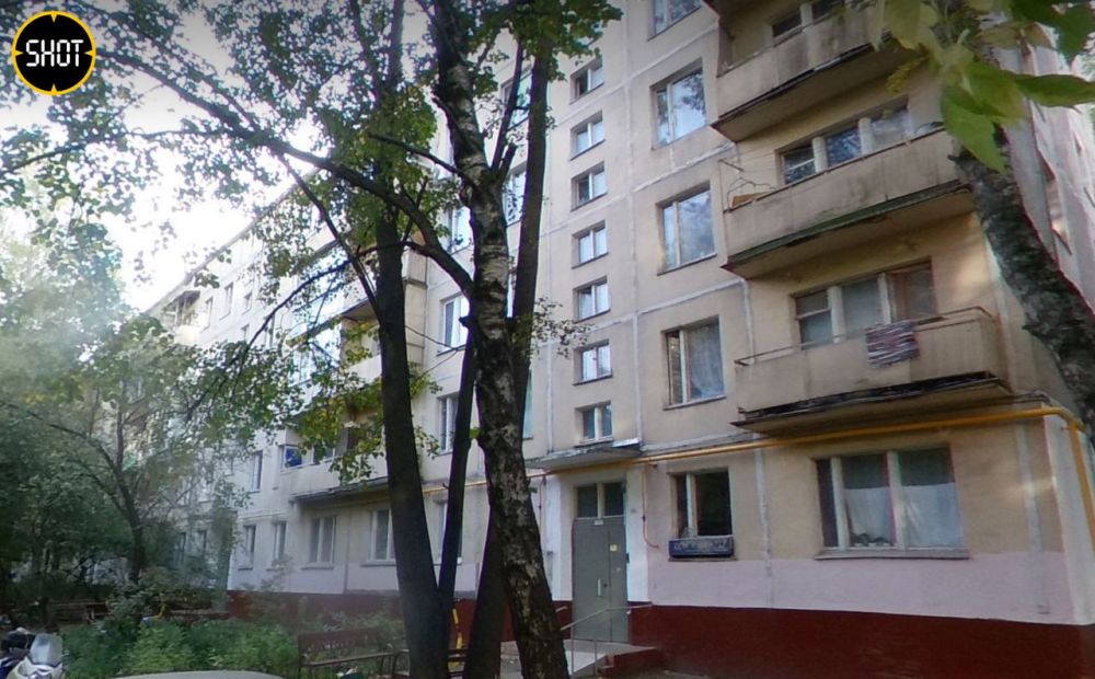 В Москве пенсионер застрял в ванне, просит помощи и заливает соседей