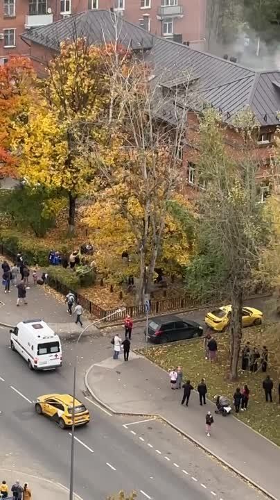 Женщина и ребенок спасены из пожара — в Москве горят Очаковские бани