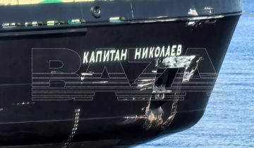 В первый день Фестиваля ледоколов ледокол потерял управление и врезался в судно в Санкт-Петербурге