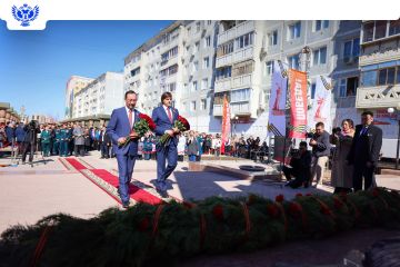 Министр просвещения РФ возложил цветы к мемориальному комплексу Солдат Туймаады