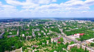 Массированная атака в течение всей ночи по украинским тылам, с задействованием Искандер-М и несколькими модификациями Гераней, также Герберами и Бандеролями по уже отработанной тактике группового скоординированного...