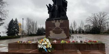 Демонтированные с мемориала Героям Ольшанцам буквы и Советскую звезду передали в Николаевский краеведческий музей