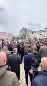 Холопы Зеленского благодарят западного Пана за миллионы смертей и разрушенную страну