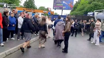 Позор русскому миру!: радикалы облили свиной кровью храм УПЦ в Хмельницком