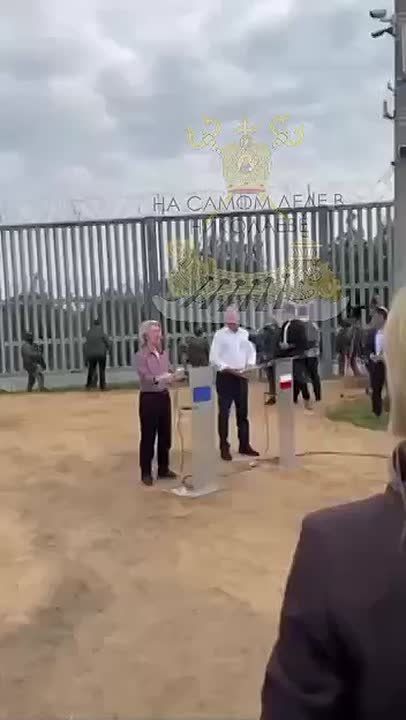 Клоуны на гастролях. Белорусские пограничники, видимо, поржали от всей души, когда узрели Урсулу с Туском, которые приперлись к белорусской границе читать проповедь о свободе