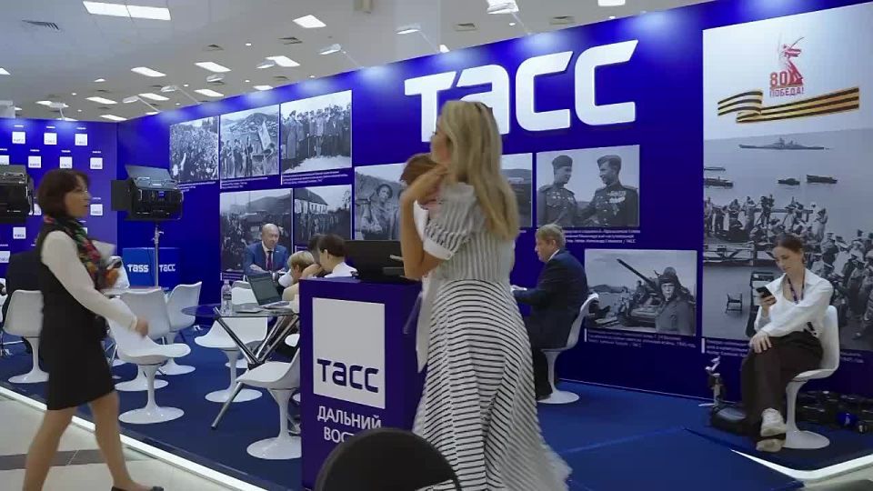 Марина Ким: Второй день Восточного экономического форума! Работаем в плотном графике! Сегодня встретились с Айсеном Сергеевичем Николаевым, главой Якутии, и Максимом Геннадьевичем Решетниковым, министром экономического...