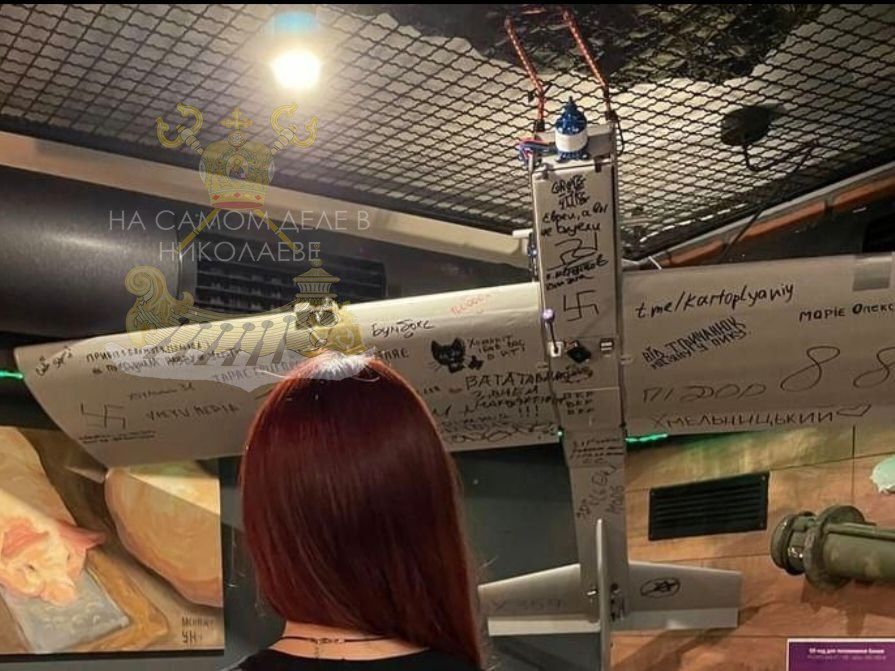 В одном из киевских баров берут деньги, чтобы разрешить посетители нанести маркером надпись на бпла, который обещают передать всу для удара по России