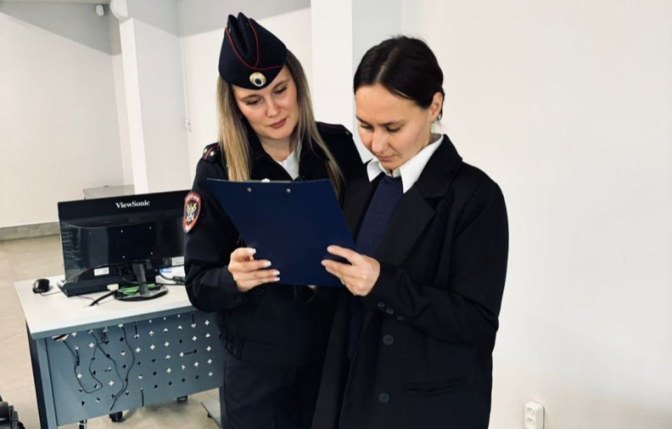 В аэропорту Чебоксары транспортные полицейские и общественник провели мониторинг общественного мнения о деятельности транспортной полиции