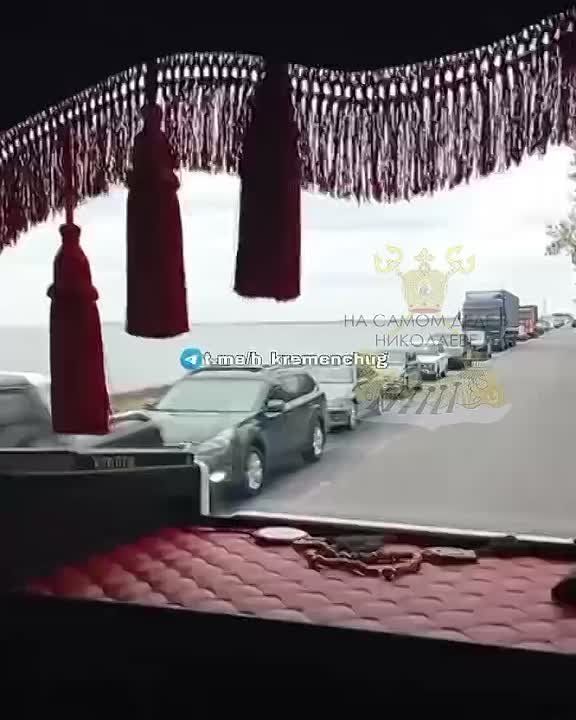 Из-за поврежденного моста в Кременчуг не попасть, объезд работает по большой дуге