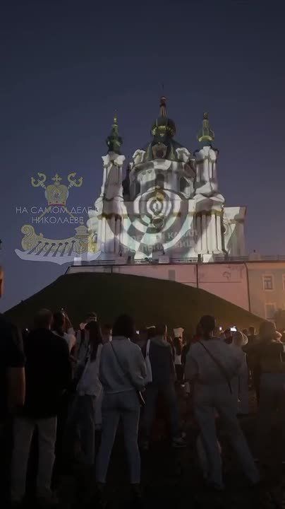 Вы че, больные?. Укропатриоты устроили дискотеку со светошоу на Андреевской церкви в Киеве