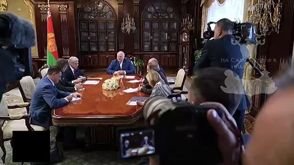 Чтобы она сильно не расстраивалась, Сергей Тихановский приготовил Светлане котлеты с изображением Белого дома