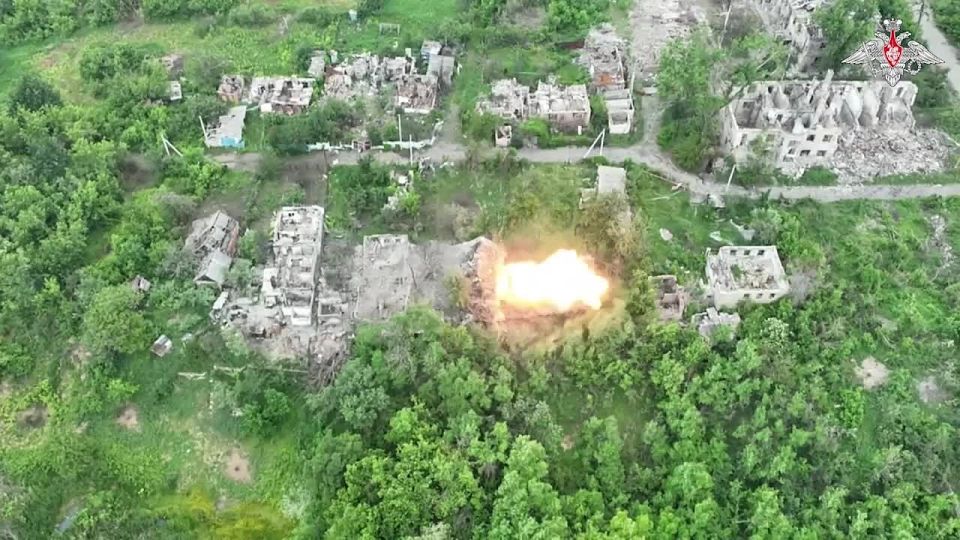 Минобороны России: Расчеты БПЛА самолётного типа «Молния-2» Ивановских десантников уничтожили пункты управления беспилотниками ВСУ в населенном пункте Николаевка