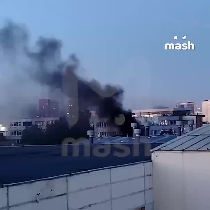 Пожар на заводе пива "Очаково" на улице Рябиновой в Москве, загорелся электротрансформатор