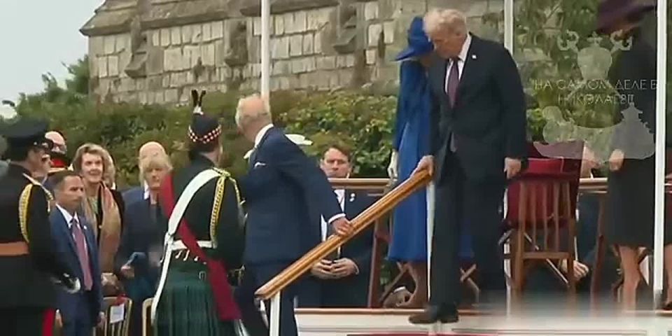 Трамп и британский этикет. В Виндзоре Дональд Трамп, видимо, решил доказать, что никакой королевский протокол не устоит перед его харизмой