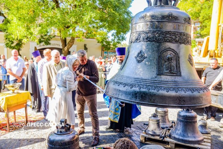 В Евпатории прошел чин освящения колоколов для звонницы Свято-Николаевского собора