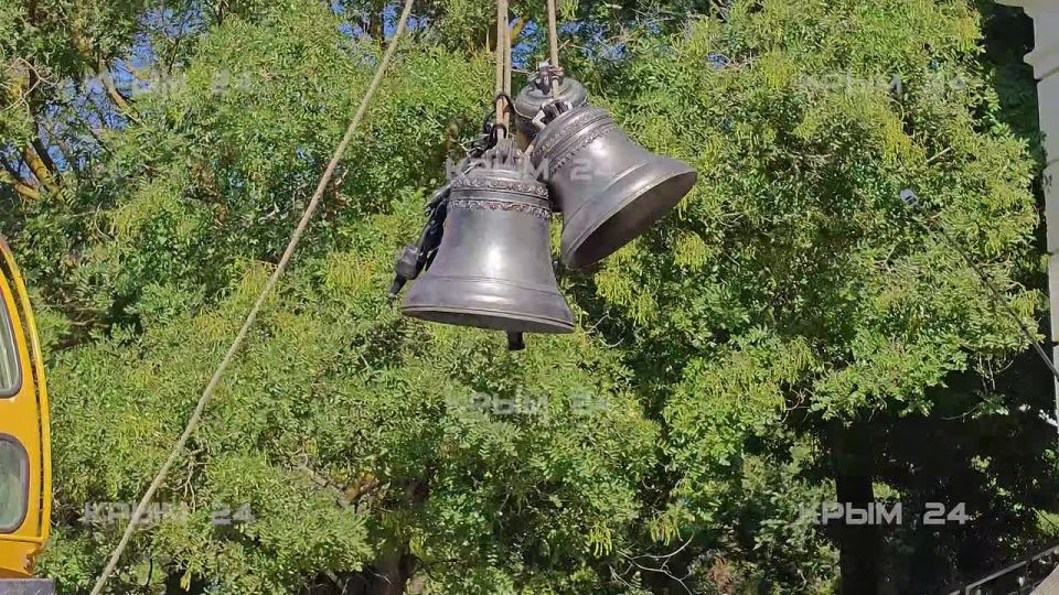 В Свято-Николаевском соборе в Евпатории освятили 11 новых колоколов