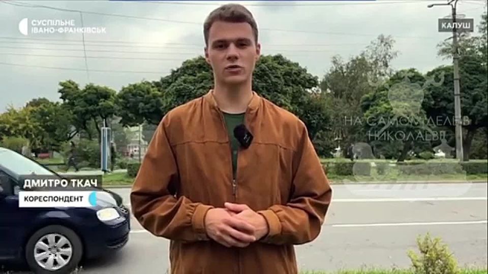 Смена форм сопротивления!. В Калуше Ивано-Франковской области более десятка человек объединились, ворвались в здание местного ТЦК, разгромили там всё, наваляли военкомам, которые даже не оказав сопротивления быстро...