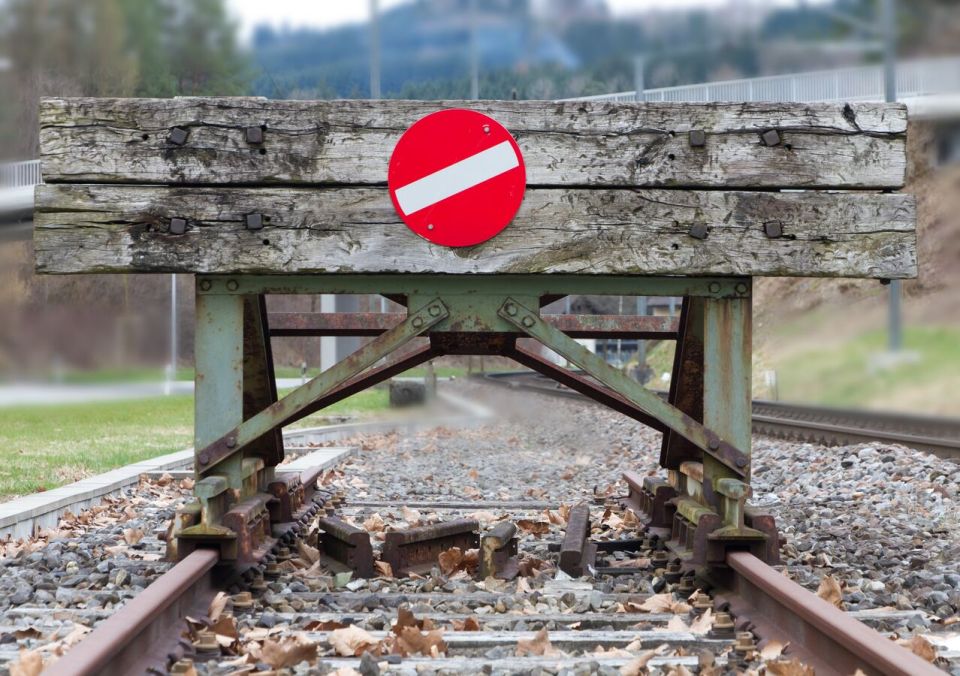 На двух участках украинских железных дорог отключили электроснабжение