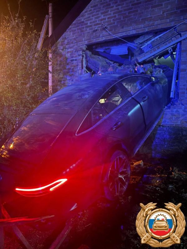 Автомобиль под управлением 25-летней девушки влетел в окно дома в селе Николаевка, сообщили в ГИБДД по Ростовской области