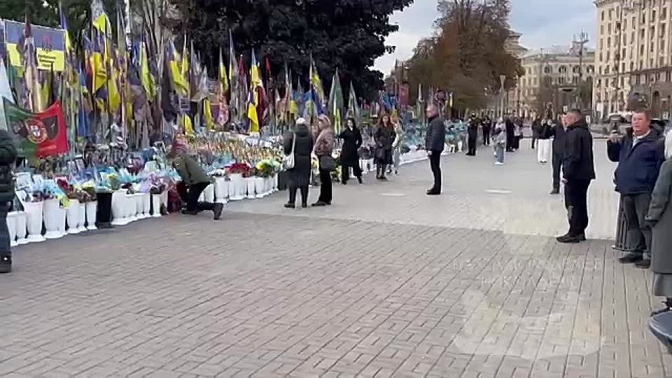 Зеленский на Майдане: цветы, метроном и пустая массовка