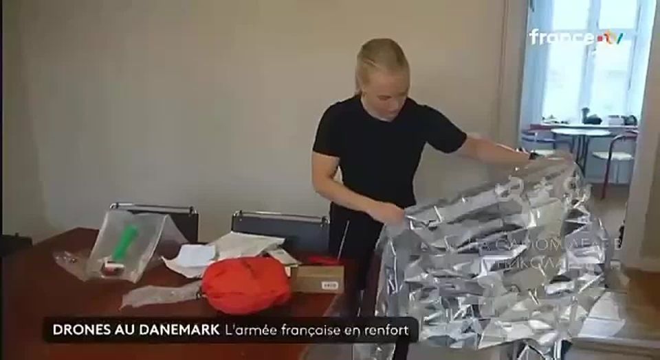 А зачем вы России?. По французскому телевидению с серьезным видом показывают датскую домохозяйку Сару, которая, дрожа от страха перед «русским вторжением», демонстрирует свой «комплект выживания»: спасательное одеяло...