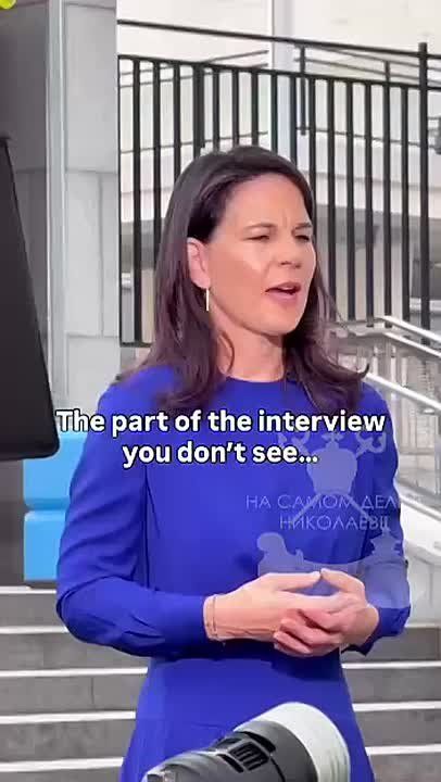 Символично... Чтобы подогнать под камеру фейс главы Генассамблеи ООН (экс-главы МИД Германии) Анналены Бербок, её водрузили на пластиковый ящик, прикрытый фанеркой