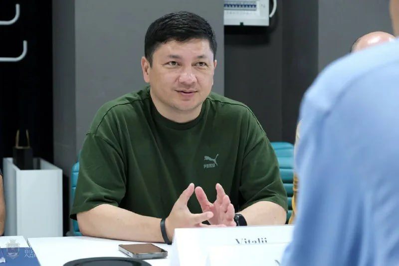 Мы живем кайфуя – с караоке, концертами, ресторанами и всем остальным — глава николаевской ОВА Ким