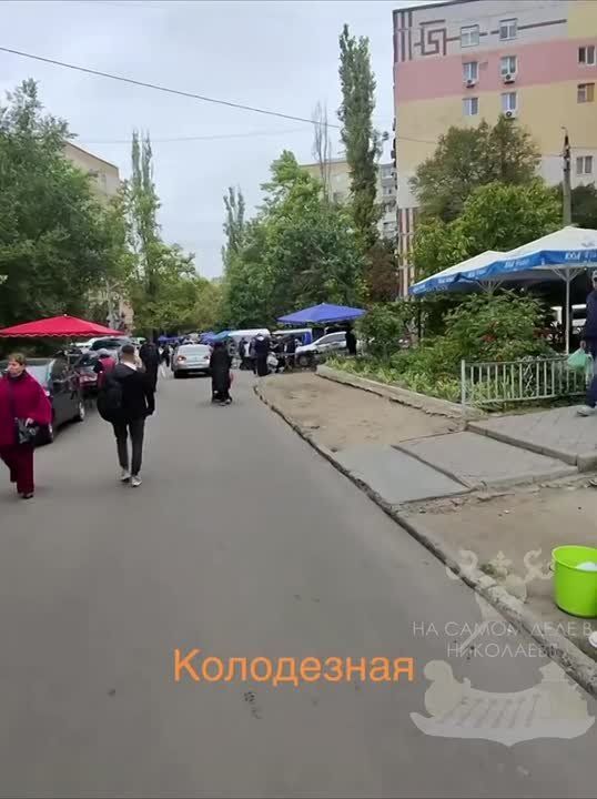 #улицами_Николаева. Сегодня пешие прогулки по стихийному рыночку на ул. Колодезной и рынку "Колос" А вы где предпочитаете закупки делать? ПОДПИСАТЬСЯ