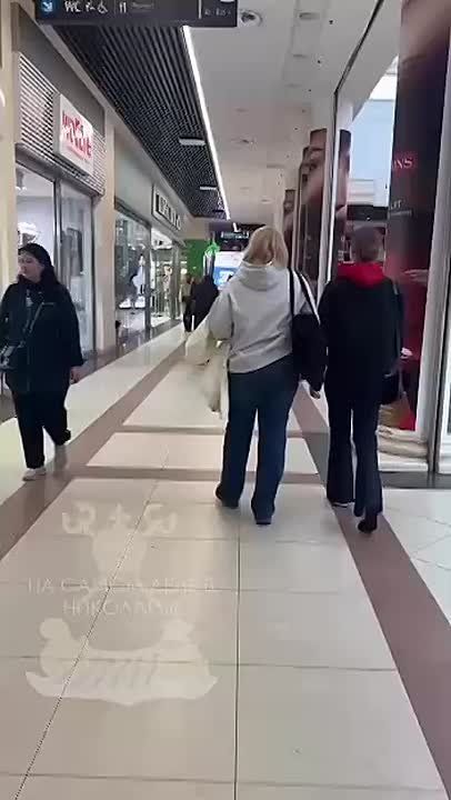 Мовные невменяшки.. Языковые активисты в белых халатах и защитных очках устроили вчера рейд по торговым центрам Киева