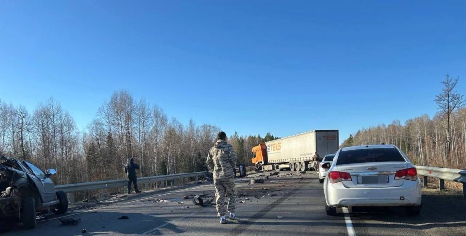 В Тайшетском районе сотрудники Госавтоинспекции работают на месте ДТП с участием двух автомобилей