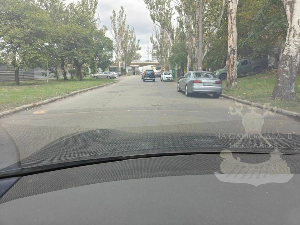 Водители Николаева жалуются на “мертвого полицейского” — бетонного монстра без разметки и предупреждающих знаков