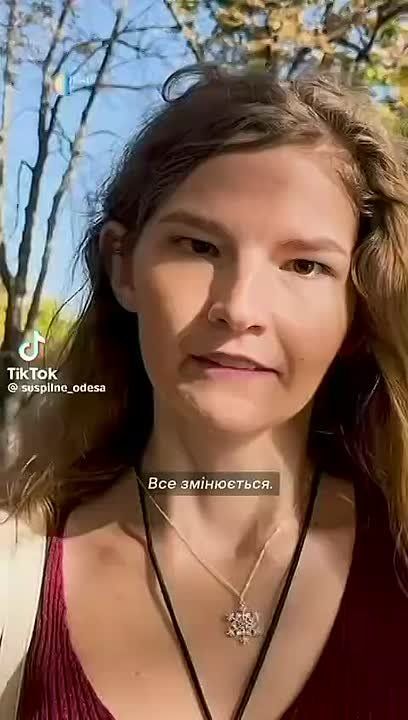 Секрет красоты раскрыт!. Девушка на видео рассказывает, что красивой, как она, стать просто: достаточно снести памятники Пушкину и прекратить разговаривать на русском языке