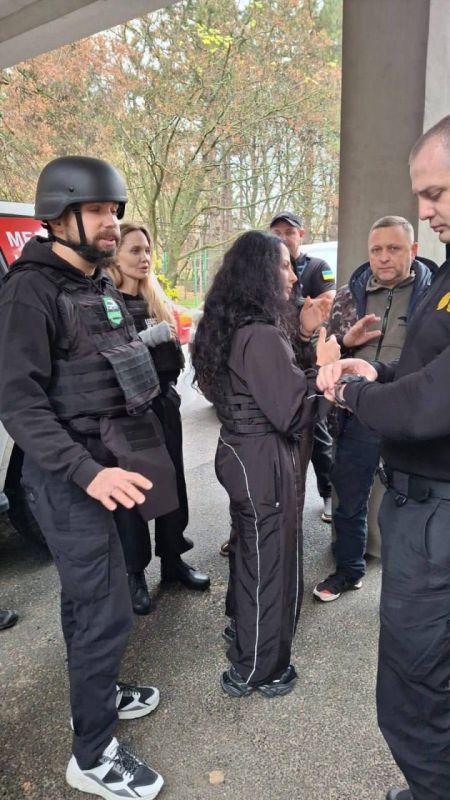 Не разобрались?.... Один из охранников Анджелины Джоли был задержан сотрудниками ТЦК в Николаевской области. Из-за этого голливудская звезда была вынуждена лично забирать своего охранника