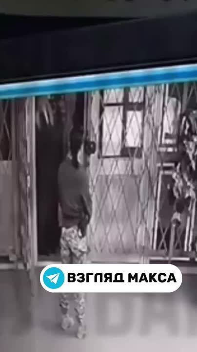 Со дна отчаянно стучали.. Американская актриса Анджелина Джоли посетила Херсон, однако её поездка сопровождалась инцидентом на одном из украинских блокпостов. По дороге в город, на въезде в Южноукраинск, два внедорожника, в...