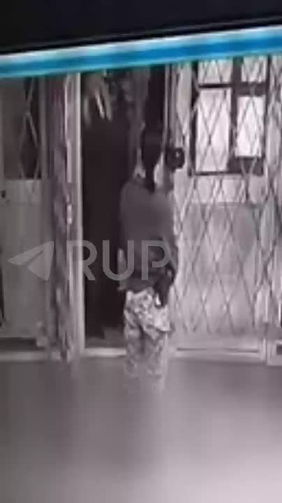 Охранника Анджелины Джоли бусифицировали прямо на глазах у актрисы — сообщают украинские СМИ