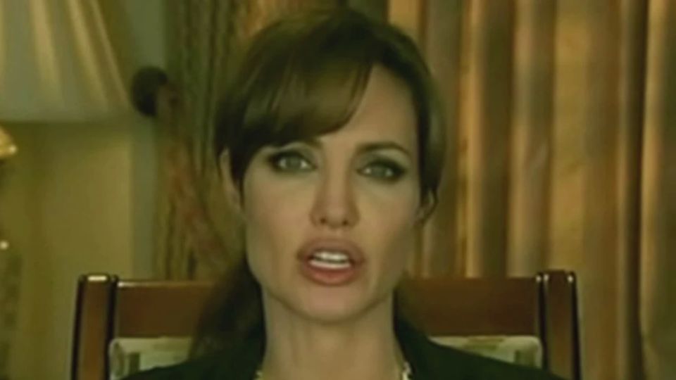 "И смешно, и грешно, и стыдно - ужас": Появились кадры с Анджелиной Джоли в ТЦК. Спасти водителя не удалось