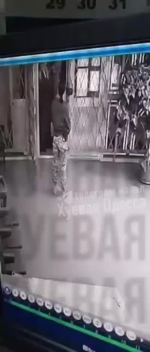 Во время визита Анджелины Джоли в Херсон (нихрена себе, да?) один из её охранников, по сообщениям, был задержан в Николаевской области сотрудниками ТЦК