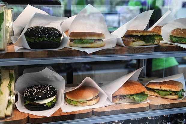 «Известия»: Депутаты Госдумы потребуют запретить приготовление еды в магазинах