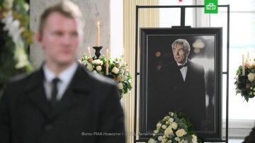 Церемония прощания с актером и телеведущим Юрием Николаевым проходит в эти минуты на Троекуровском кладбище в Москве