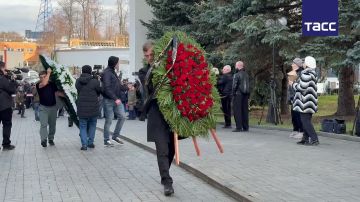 Десятки друзей, коллег и поклонников собрались на Троекуровском кладбище в Москве, чтобы проститься с Юрием Николаевым, передает корреспондент ТАСС